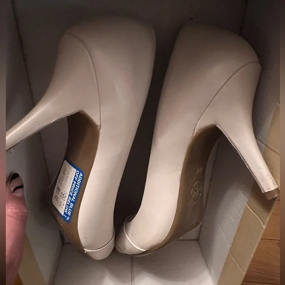 Michael Kors  Caroline Charm Pump in Vanilla color size 7 - Picture 2 of 5